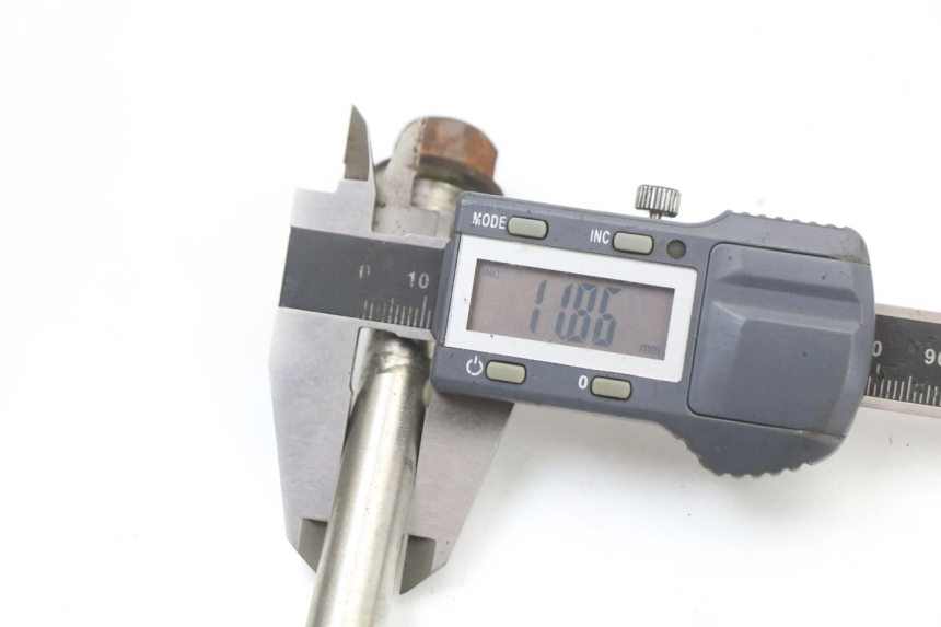 photo de FRONT WHEEL AXLE PEUGEOT LUDIX 50 (2008 - 2017) - Alternative perspective