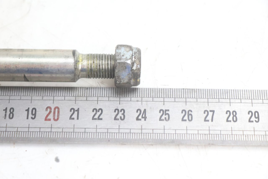 photo de FRONT WHEEL AXLE PEUGEOT LUDIX PRO 2T 50 (2010 - 2017) - Alternative perspective