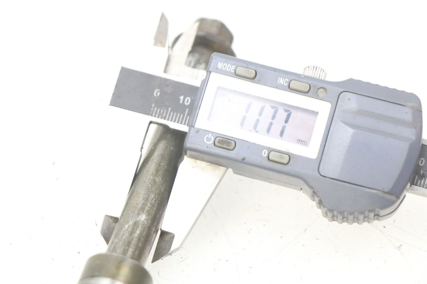 photo de FRONT WHEEL AXLE EUROCKA MATADOR 4T 50 (2010 - 2016) - Alternative perspective