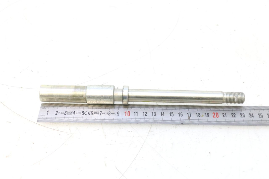 photo de FRONT WHEEL AXLE RIEJU MRT PRO SUPERMOTARD 50 (2007 - 2018) - Zoom on usage condition