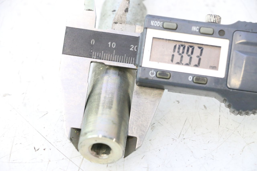 photo de FRONT WHEEL AXLE RIEJU MRT PRO SUPERMOTARD 50 (2007 - 2018) - Technical close-up