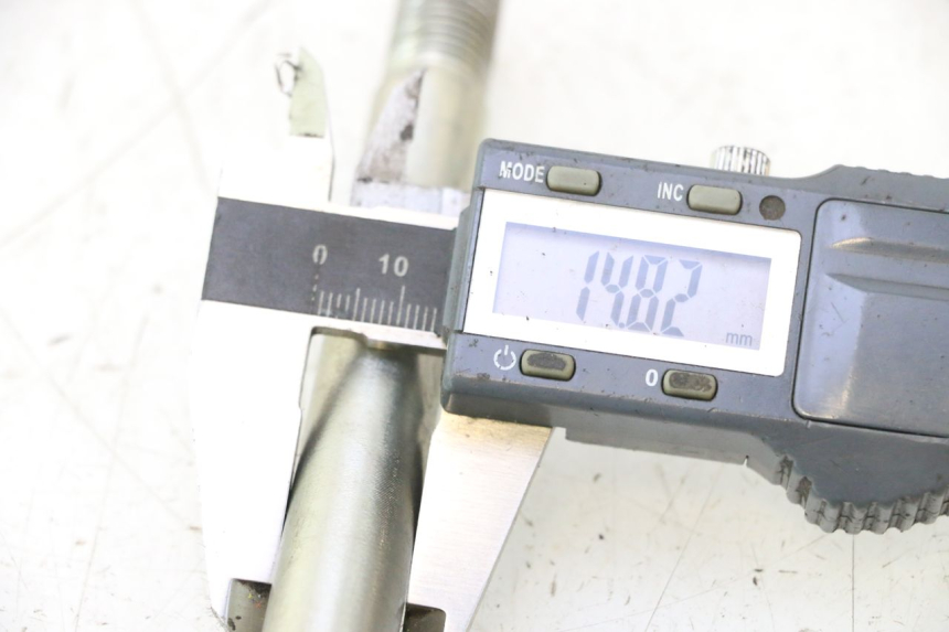 photo de FRONT WHEEL AXLE RIEJU MRT PRO SUPERMOTARD 50 (2007 - 2018) - Product overview