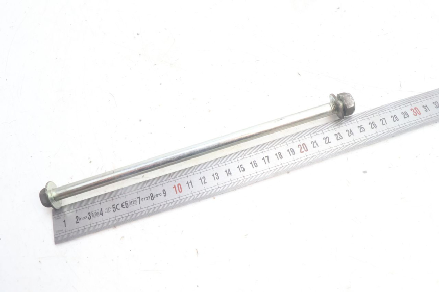 photo de FRONT WHEEL AXLE YAMAHA N-MAX NMAX 125 (2021 - 2024) - Zoom on usage condition