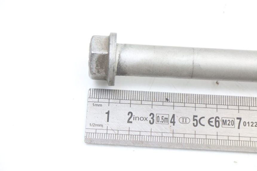 photo de FRONT WHEEL AXLE PIAGGIO NEW TYPHOON 50 (2018 - 2021) - Zoom on usage condition