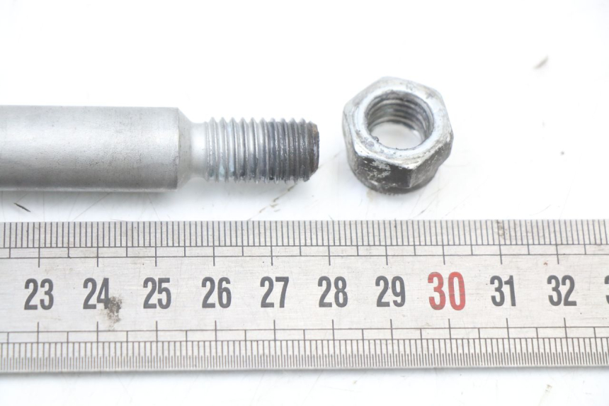 photo de FRONT WHEEL AXLE PIAGGIO NEW TYPHOON 50 (2018 - 2021) - Alternative perspective