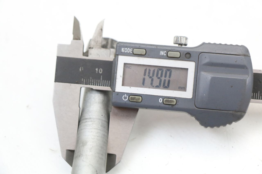 photo de FRONT WHEEL AXLE PIAGGIO NEW TYPHOON 50 (2018 - 2021) - Alternative perspective