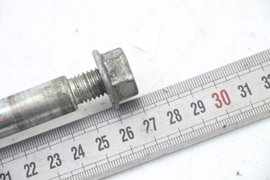 photo de FRONT WHEEL AXLE GILERA NEXUS 125 (2009 - 2013) - Alternative perspective