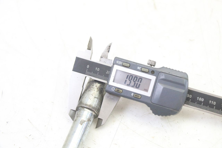 photo de FRONT WHEEL AXLE GILERA NEXUS 125 (2009 - 2013) - Technical close-up