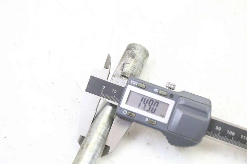 photo de FRONT WHEEL AXLE GILERA NEXUS 125 (2009 - 2013) - Product overview