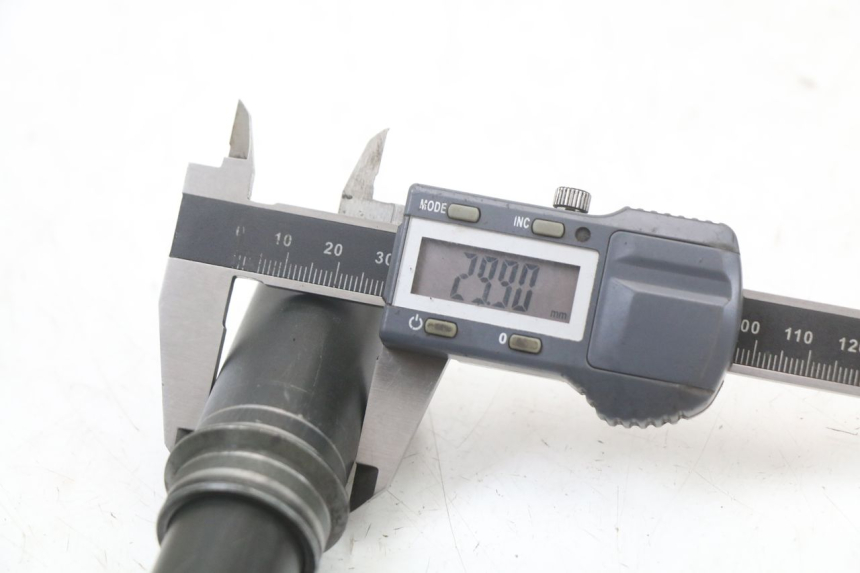 photo de FRONT WHEEL AXLE MOTO GUZZI NORGE 8V GT 1200 (2011 - 2016) - Alternative perspective