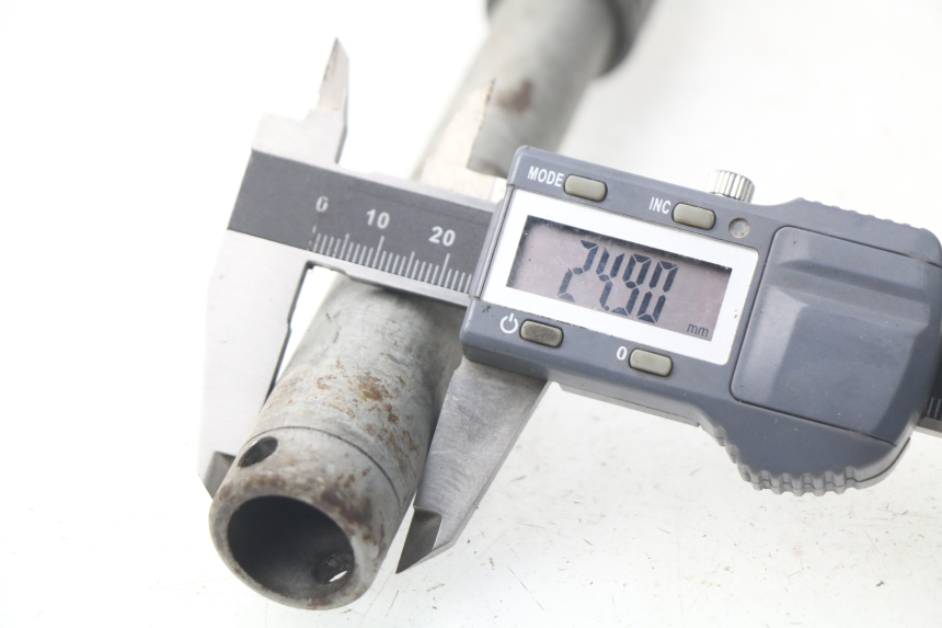 photo de FRONT WHEEL AXLE HONDA NSS EX FORZA 250 (2005 - 2013) - Fixing points details