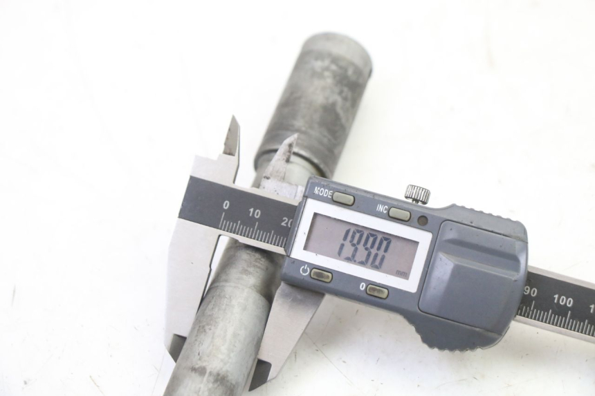 photo de FRONT WHEEL AXLE HONDA NTV DEAUVILLE ABS 700 (2007 - 2016) - Product overview