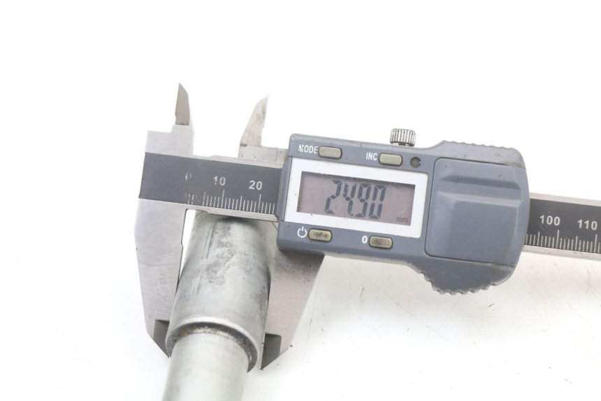 photo de FRONT WHEEL AXLE HONDA NTV DEAUVILLE 650 (1998 - 2001) - Alternative perspective