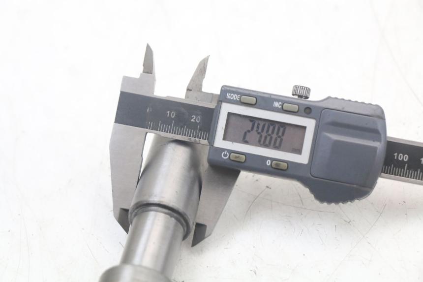 photo de FRONT WHEEL AXLE HONDA NTV DEAUVILLE 650 (1998 - 2001) - Alternative perspective