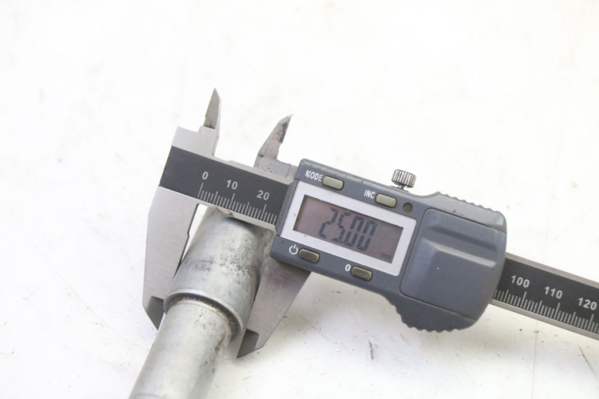 photo de FRONT WHEEL AXLE HONDA NTV DEAUVILLE 650 (2001 - 2006) - Technical close-up