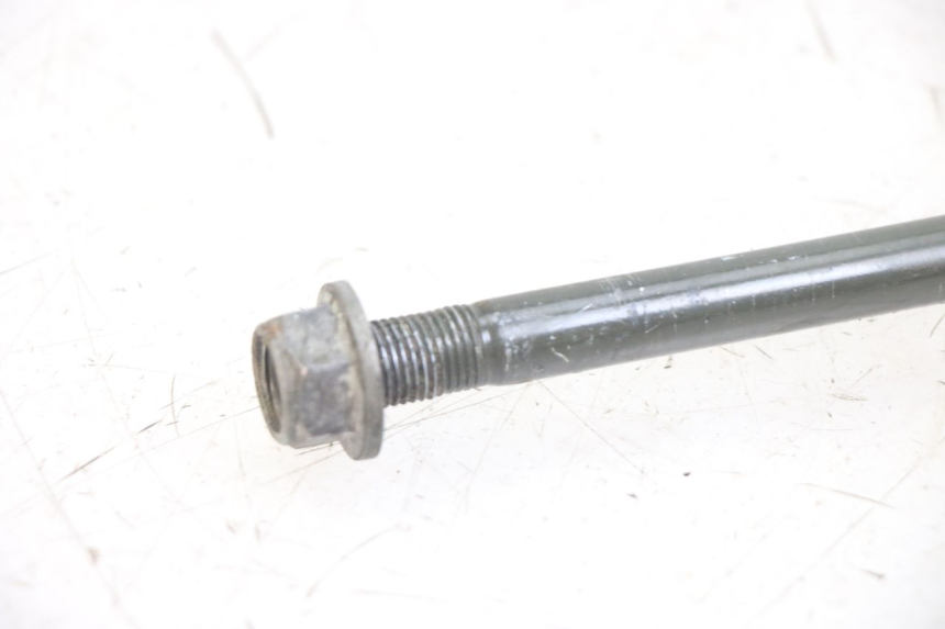 photo de FRONT WHEEL AXLE SYM ORBIT 2 TS 2T 50 (2011 - 2016) - Zoom on usage condition