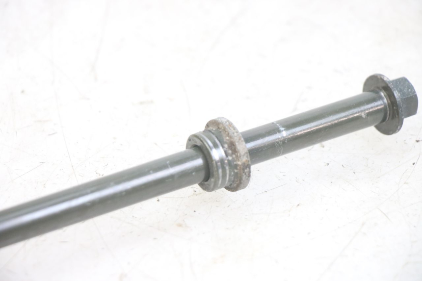 photo de FRONT WHEEL AXLE SYM ORBIT 2 TS 2T 50 (2011 - 2016) - Alternative perspective