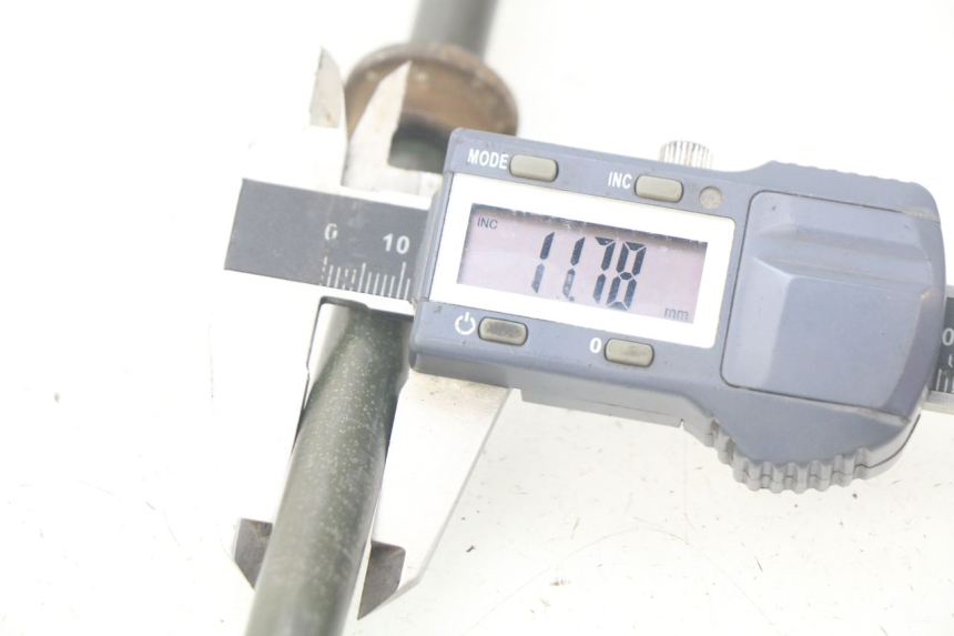 photo de FRONT WHEEL AXLE SYM ORBIT III 3 4T 50 (2018 - 2021) - Alternative perspective