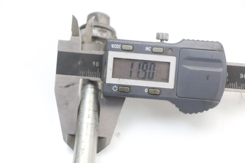 photo de FRONT WHEEL AXLE HONDA PCX (JF47) 125 (2012 - 2013) - Zoom on usage condition