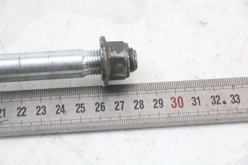 photo de FRONT WHEEL AXLE PEUGEOT DJANGO 125 (2014 - 2017) - Alternative perspective