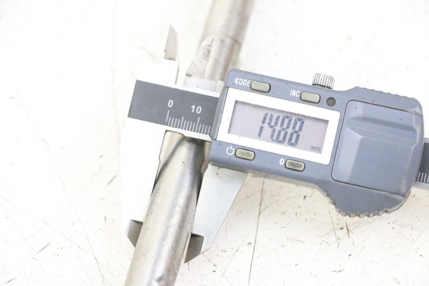 photo de FRONT WHEEL AXLE PEUGEOT ELYSTAR 125 (2002 - 2007) - Zoom on usage condition