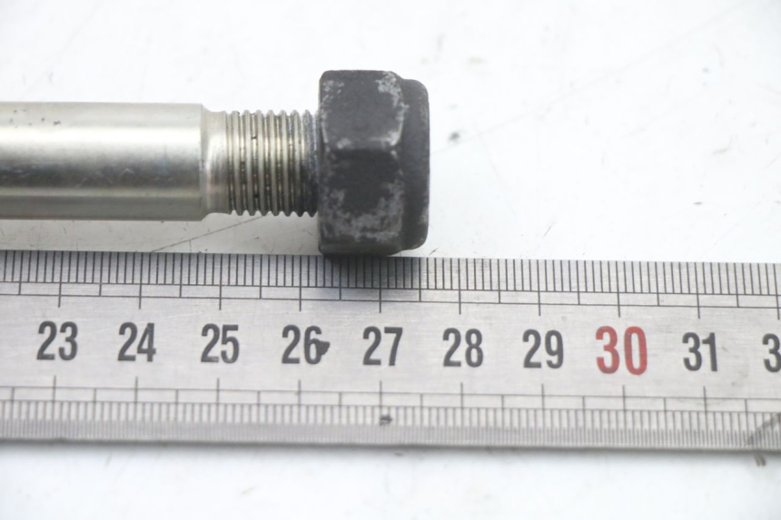 photo de FRONT WHEEL AXLE PEUGEOT SATELIS 125 (2013 - 2018) - Alternative perspective