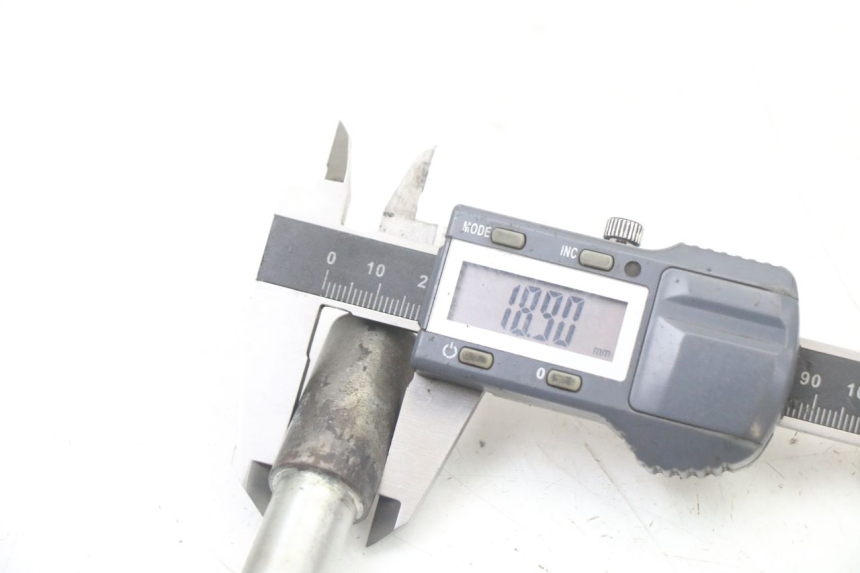 photo de FRONT WHEEL AXLE PEUGEOT SPEEDFIGHT 3 LC 2T 50 (2009 - 2015) - Technical close-up