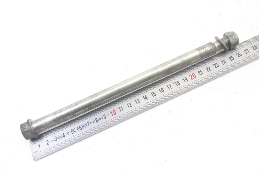 photo de FRONT WHEEL AXLE PEUGEOT TKR TREKKER FURIOUS 50 (2005 - 2014) - Zoom on usage condition