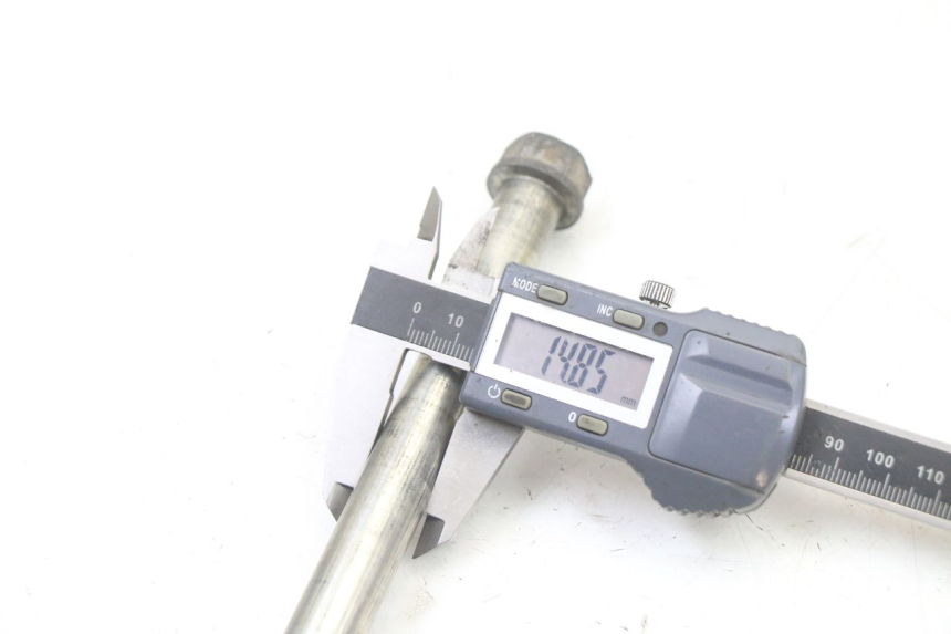 photo de FRONT WHEEL AXLE PEUGEOT TKR TREKKER FURIOUS 50 (2005 - 2014) - Technical close-up