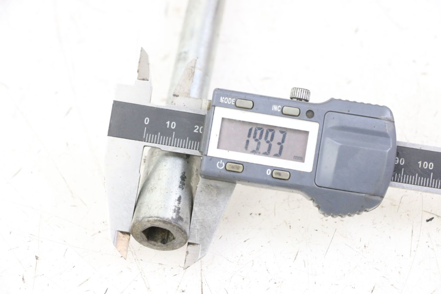 photo de FRONT WHEEL AXLE PIAGGIO BEVERLY 125 (1998 - 2005) - Alternative perspective