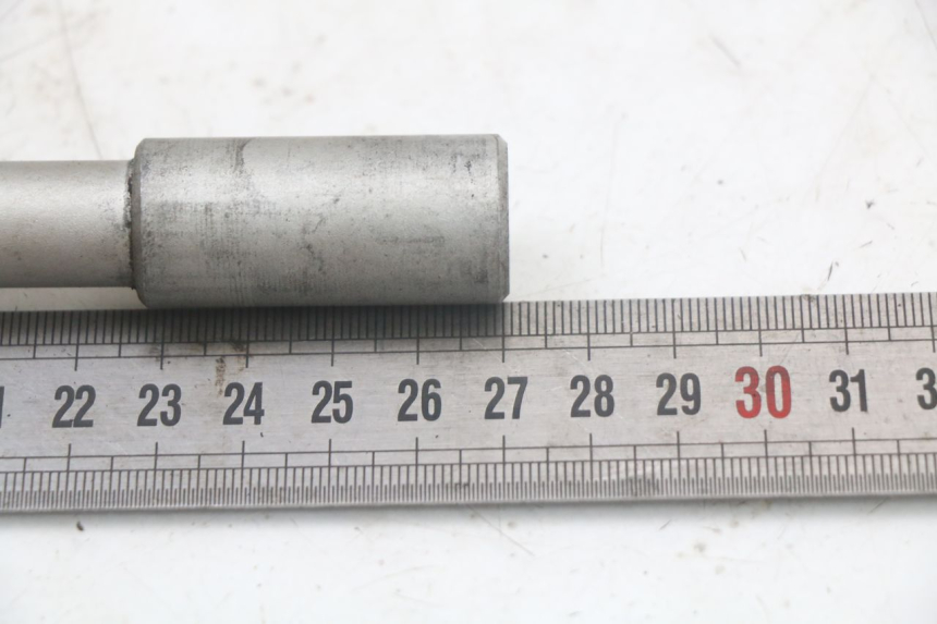 photo de FRONT WHEEL AXLE PIAGGIO NEW TYPHOON 50 (2010 - 2017) - Alternative perspective