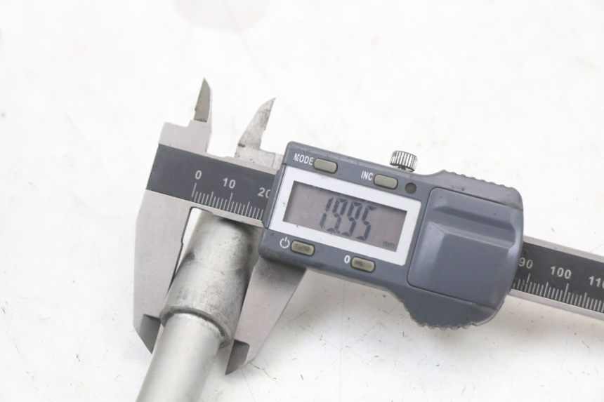 photo de FRONT WHEEL AXLE PIAGGIO NEW TYPHOON 50 (2010 - 2017) - Technical close-up