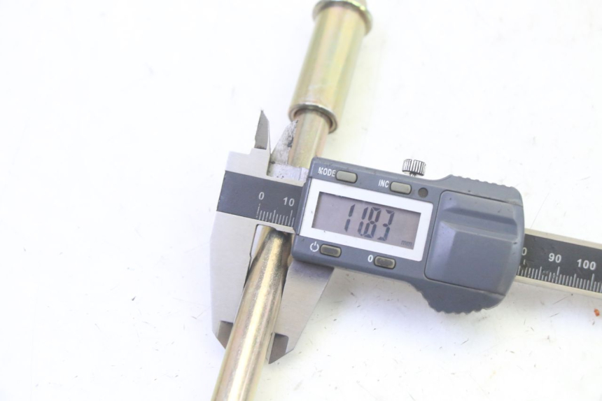 photo de FRONT WHEEL AXLE EFUN PUSA 1 - Technical close-up