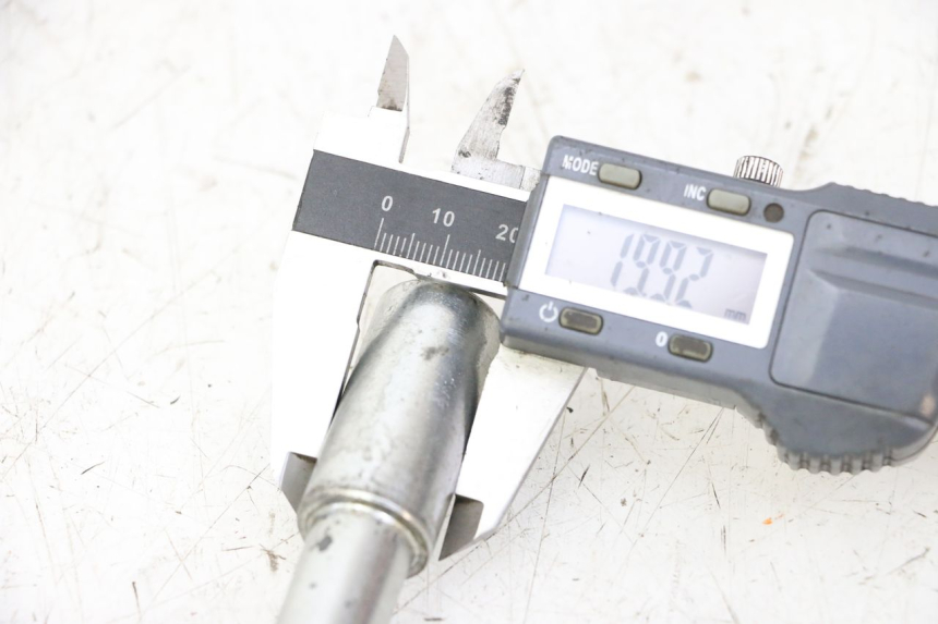 photo de FRONT WHEEL AXLE MAG POWER R-STREET 50 (2016 - 2025) - Zoom on usage condition