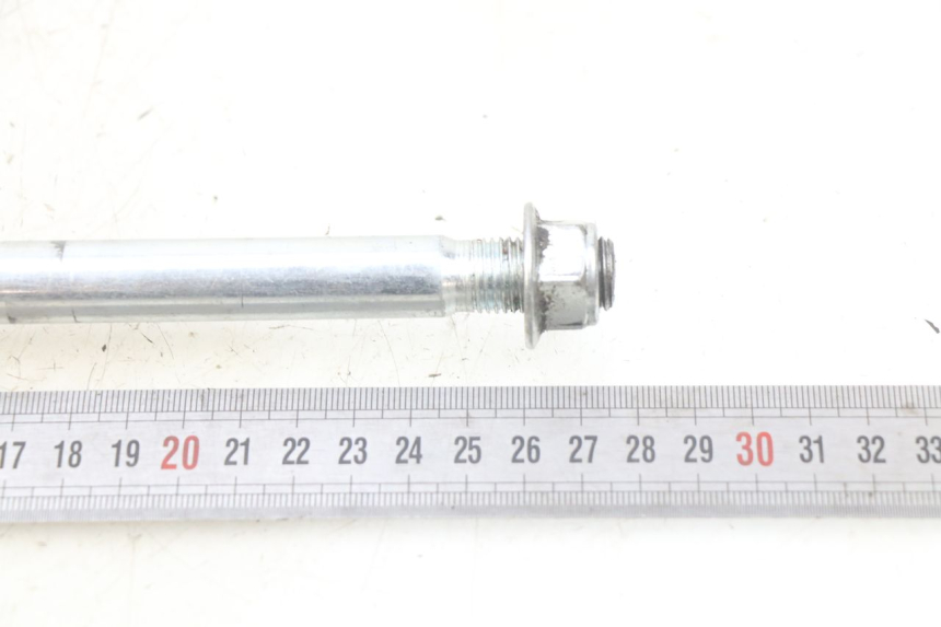 photo de FRONT WHEEL AXLE YAMASAKI RAPTOR 50 (2013 - 2018) - Zoom on usage condition