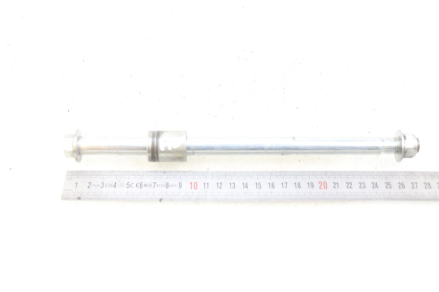 photo de FRONT WHEEL AXLE YAMASAKI RAPTOR 50 (2013 - 2018) - Alternative perspective