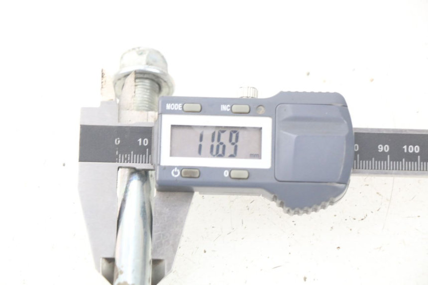 photo de FRONT WHEEL AXLE RED ELECTRIC RED E PRO 1 (2017 - 2019) - Zoom on usage condition