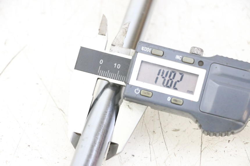 photo de FRONT WHEEL AXLE REGAL RAPTOR RAXTER 2 125 (2007 - 2015) - Component detail