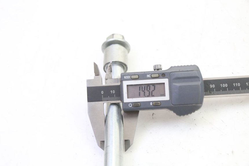 photo de FRONT WHEEL AXLE APOLLO RFZ 125 - Technical close-up