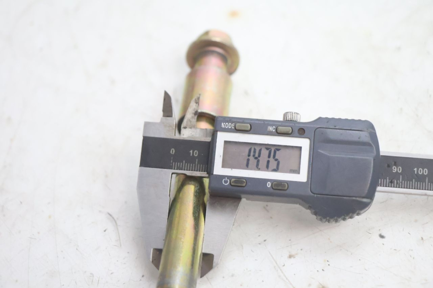 photo de FRONT WHEEL AXLE APOLLO RFZ 150 - Technical close-up