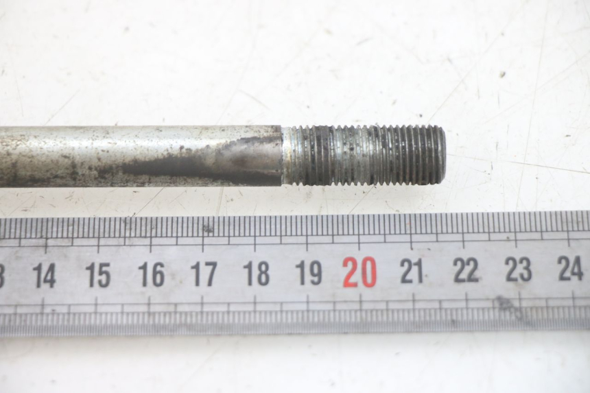 photo de FRONT WHEEL AXLE GILERA RK 50 (1996 - 1999) - Zoom on usage condition