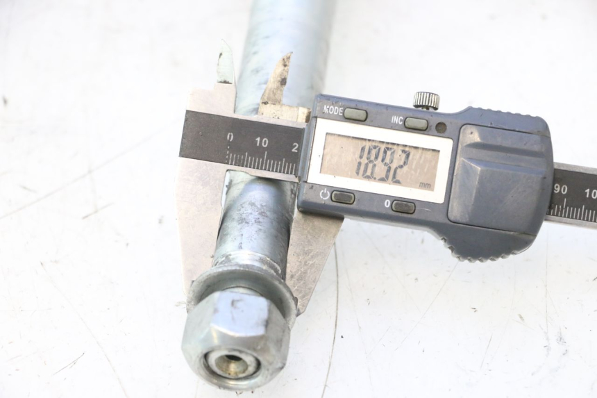 photo de FRONT WHEEL AXLE HARLEY DAVIDSON ROAD GLIDE FLTRXSE 1920 (2018 - 2022) - Alternative perspective