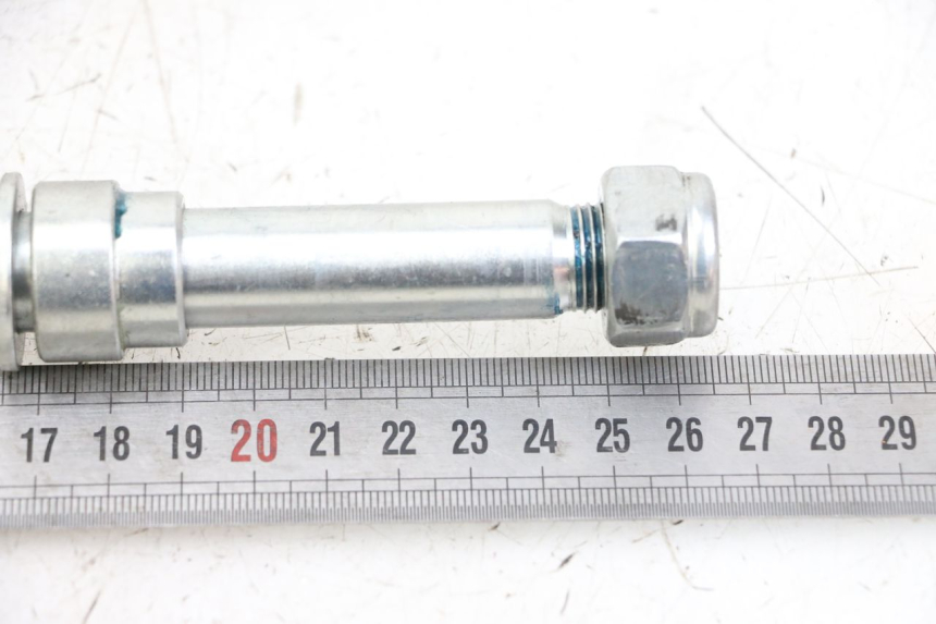 photo de FRONT WHEEL AXLE ROYAL ENFIELD CONTINENTAL GT 650 (2019 - 2024) - Component detail