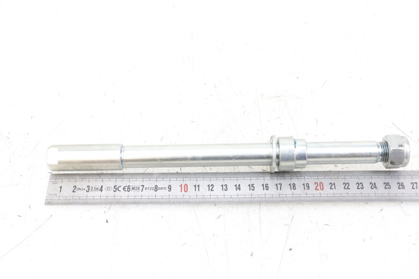 photo de FRONT WHEEL AXLE ROYAL ENFIELD CONTINENTAL GT 650 (2019 - 2024) - Zoom on usage condition