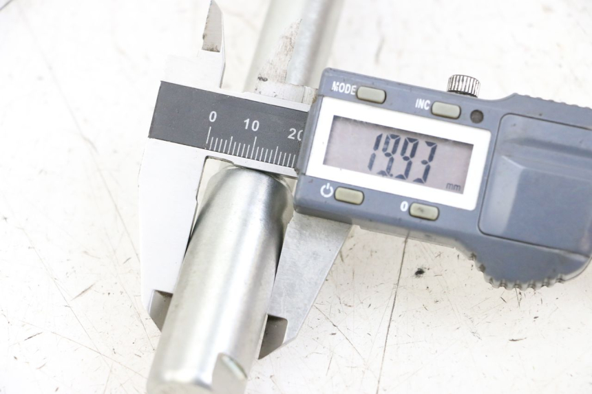 photo de FRONT WHEEL AXLE ROYAL ENFIELD CONTINENTAL GT 650 (2019 - 2024) - Alternative perspective