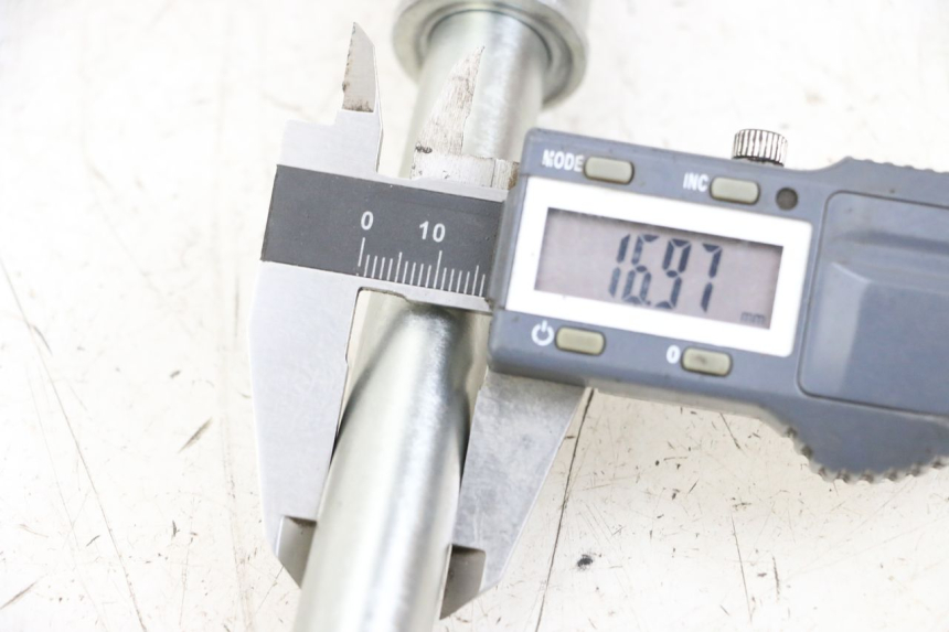 photo de FRONT WHEEL AXLE ROYAL ENFIELD CONTINENTAL GT 650 (2019 - 2024) - Technical close-up