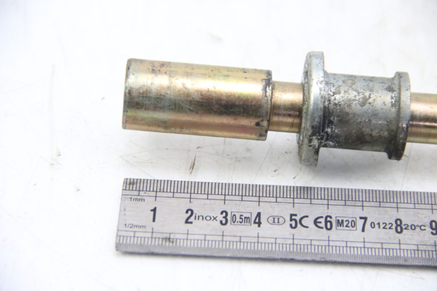 photo de FRONT WHEEL AXLE HYOSUNG RT KARION 125 (2003 - 2007) - Alternative perspective