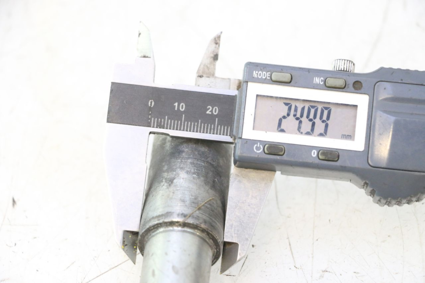 photo de FRONT WHEEL AXLE MZ RT 125 (2000 - 2008) - Component detail