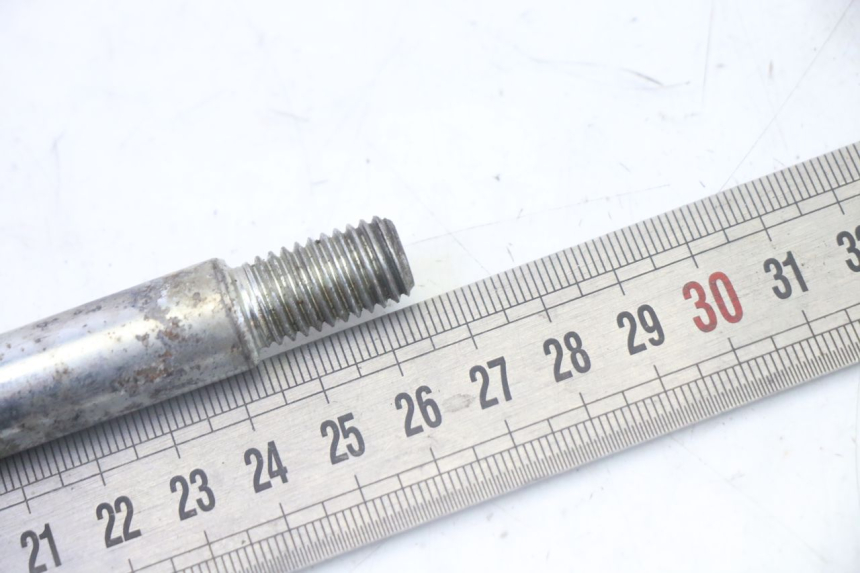 photo de FRONT WHEEL AXLE GILERA RUNNER SP 50 (2009 - 2017) - Alternative perspective