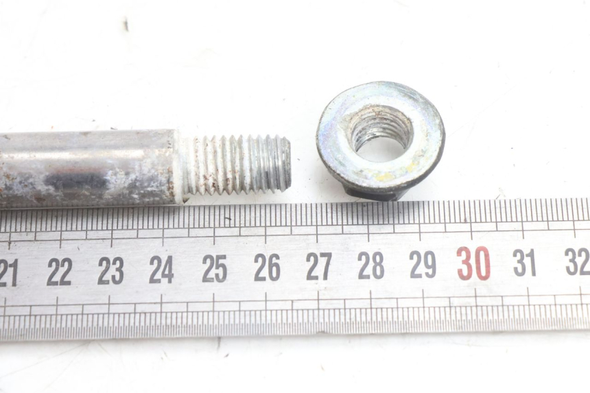 photo de FRONT WHEEL AXLE GILERA RUNNER SP 50 (2002 - 2004) - Alternative perspective